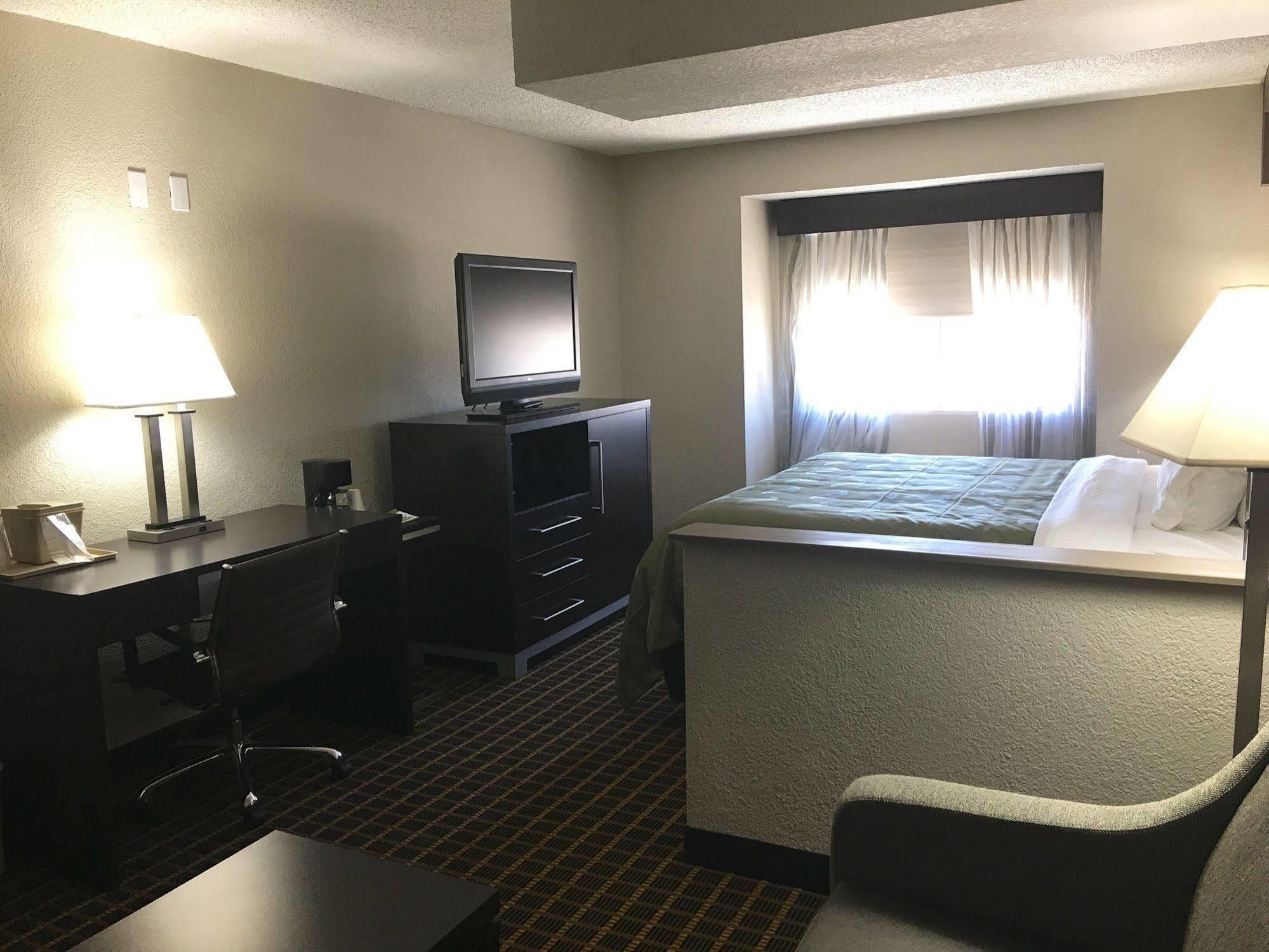 Quality Inn & Suites West El Paso I-10 Exterior photo